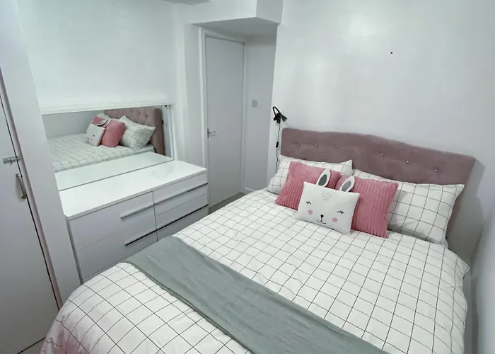 2 Bedroom Flat, Dalston Junction, London